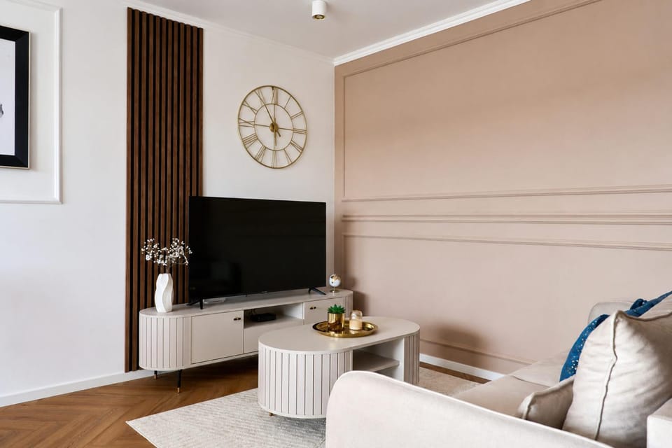 TV and multimedia, Living room, Seating area, Evening entertainment