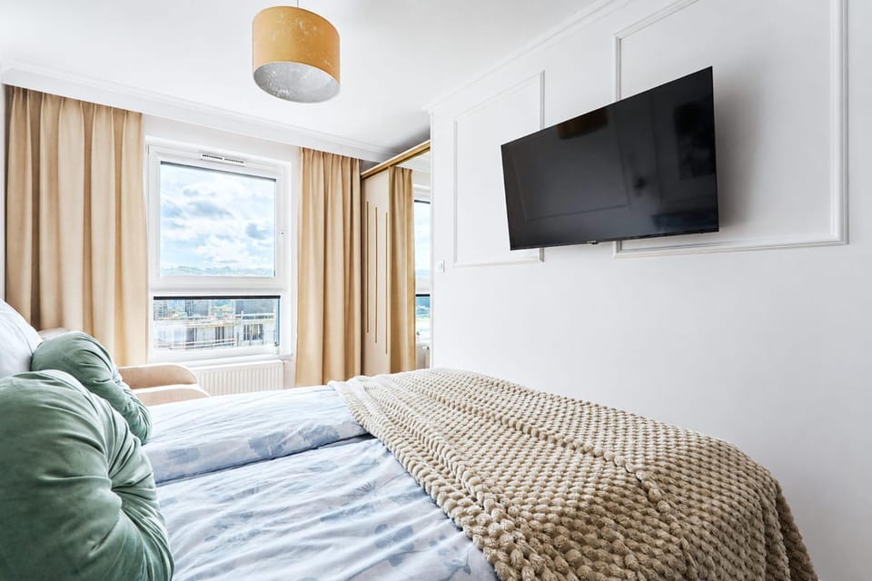 Bed, TV and multimedia, Photo of the whole room, Evening entertainment, Bedroom, wardrobe