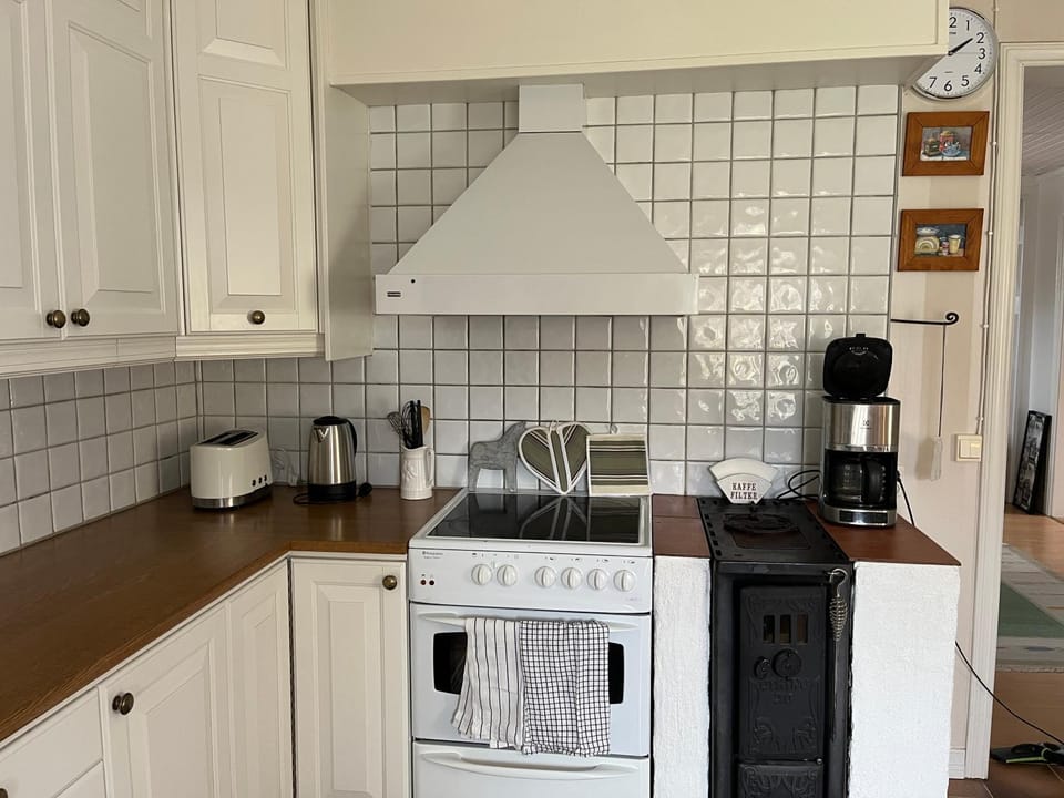 Coffee/tea facilities, Kitchen or kitchenette, oven, stove