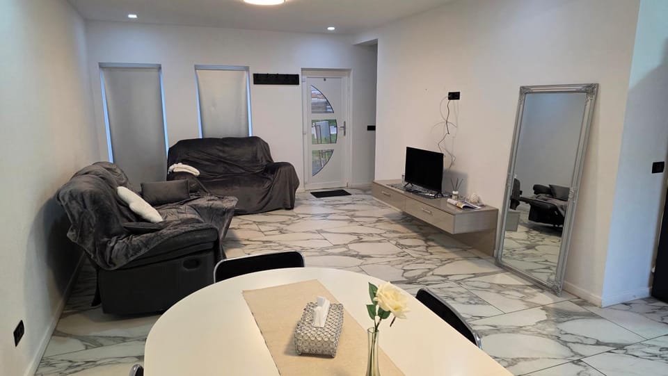 Communal lounge/ TV room, TV and multimedia, Living room, Seating area, Evening entertainment