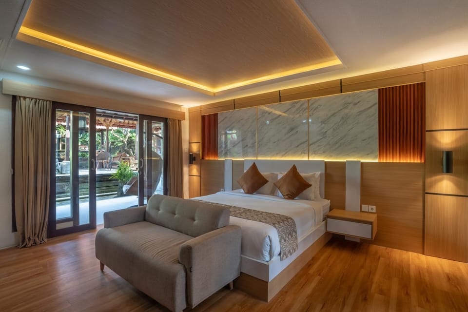 Bed, Photo of the whole room, Seating area, Bedroom