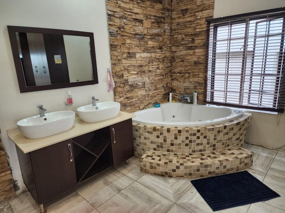 sezanah luxury lodge Bed and Breakfast in Roodepoort