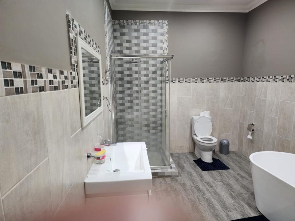 sezanah luxury lodge Bed and Breakfast in Roodepoort