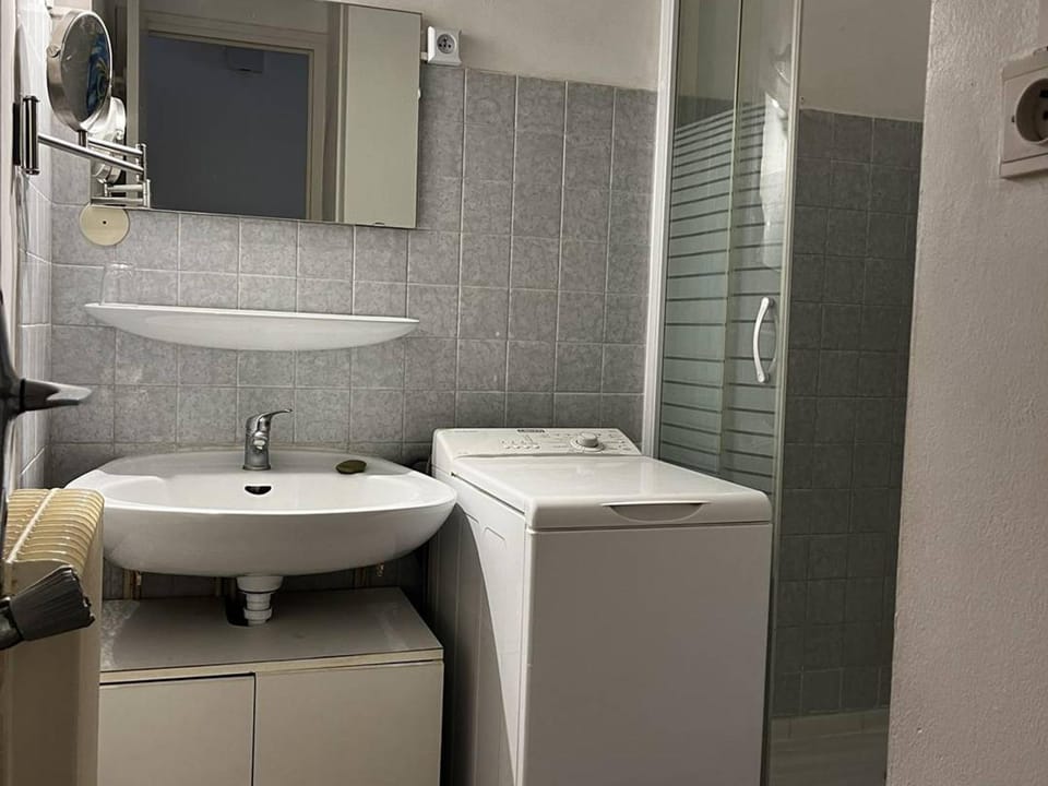 Grand studio lumineux, 4 pers, accès plage, proche commerces, balcon - FR-1-696-71 Apartment in Canet-en-Roussillon