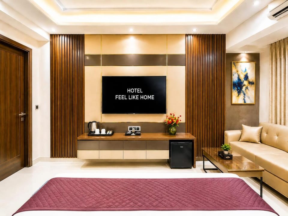 Bed, TV and multimedia, Photo of the whole room, Seating area, Bedroom