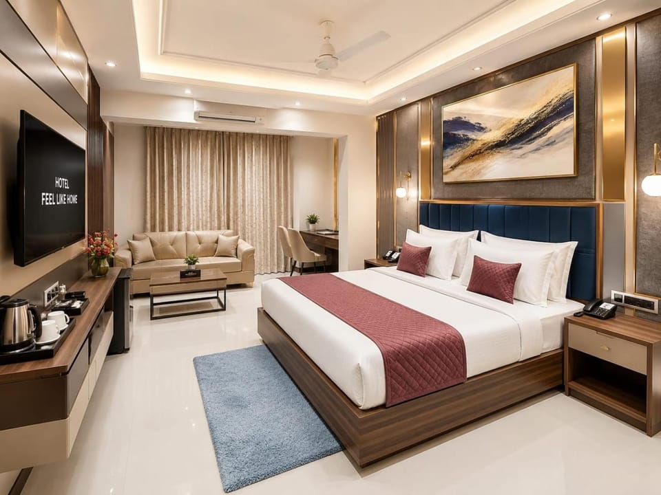 Bed, TV and multimedia, Photo of the whole room, Seating area, Bedroom