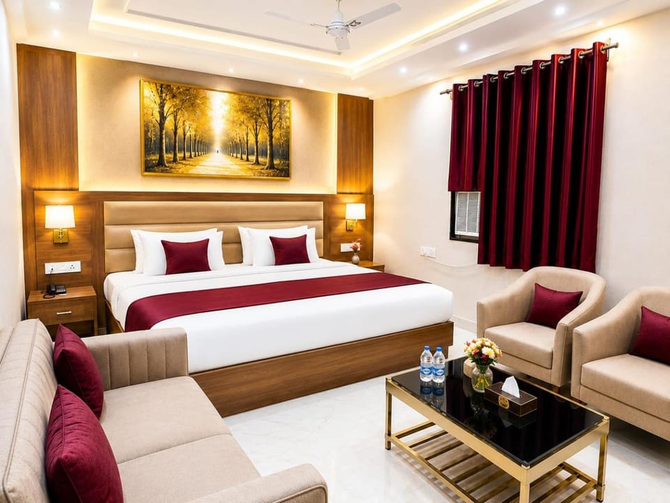 Bed, Photo of the whole room, Seating area, Bedroom