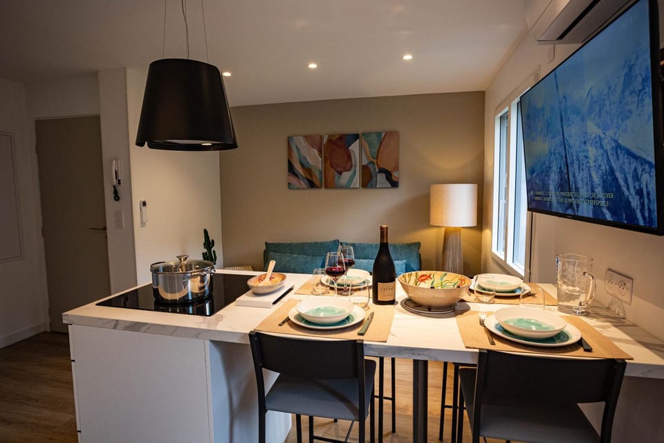 Superbe T2-T3 rénové, bord de mer, piscine, parking privé Apartment in Collioure