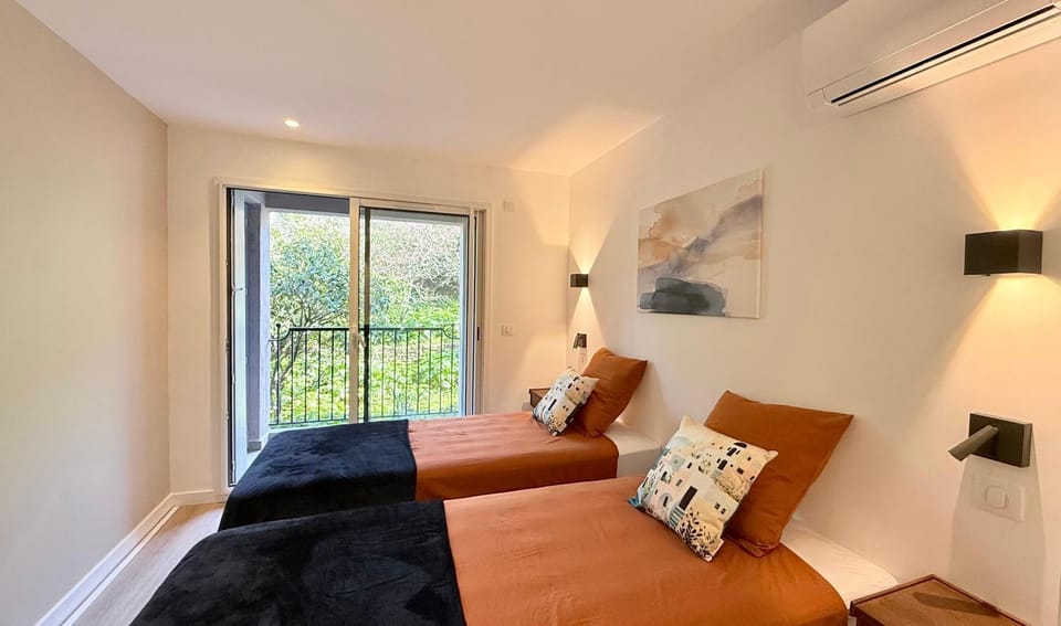 Superbe T2-T3 rénové, bord de mer, piscine, parking privé Apartment in Collioure