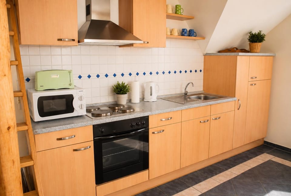 Coffee/tea facilities, Kitchen or kitchenette, oven, stove, toaster