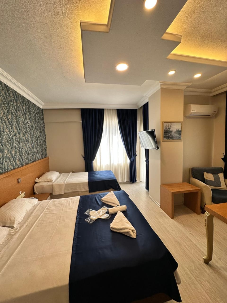 Bed, TV and multimedia, Photo of the whole room, towels