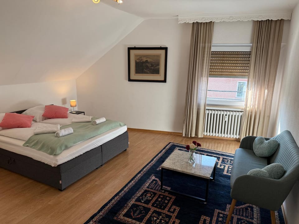 Bed, Photo of the whole room, Seating area, Bedroom, internet, towels