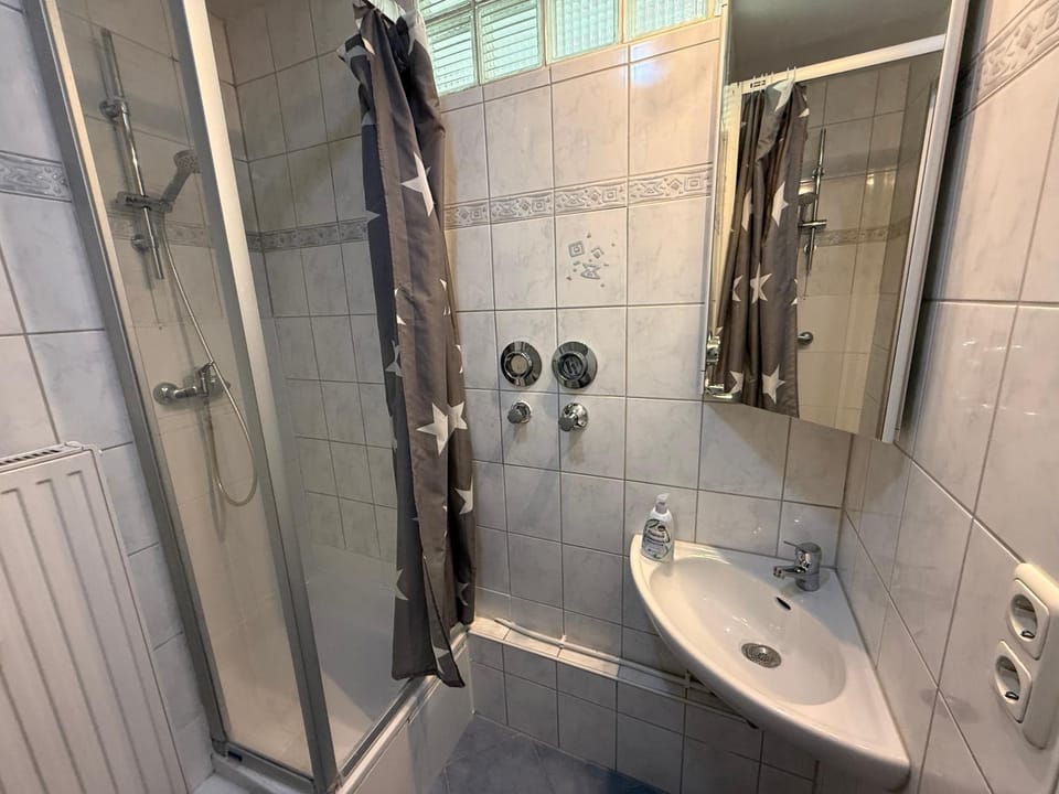 Shower, Bathroom, towels