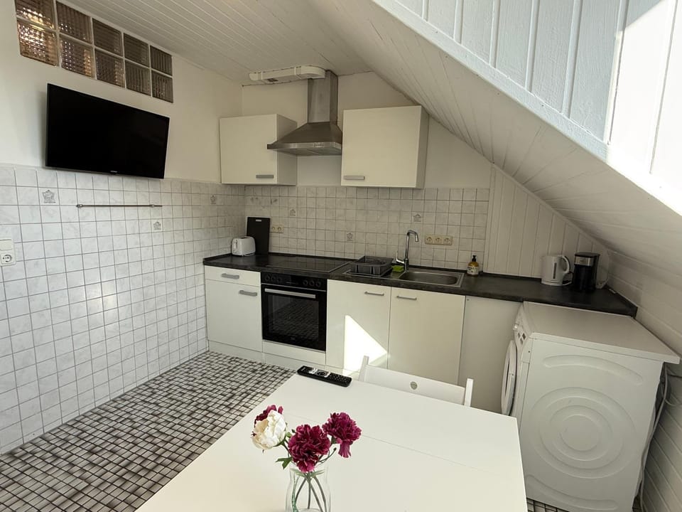 TV and multimedia, Kitchen or kitchenette, Dining area, oven, stove