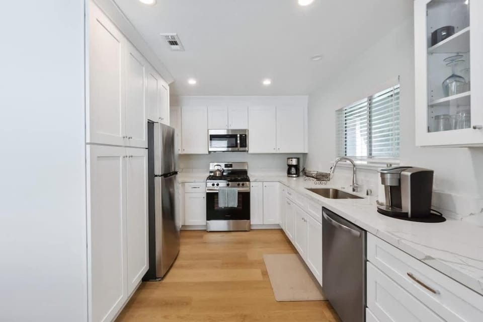 Bright & Renovated Just Steps from the Beach! 120 home House in Balboa Peninsula