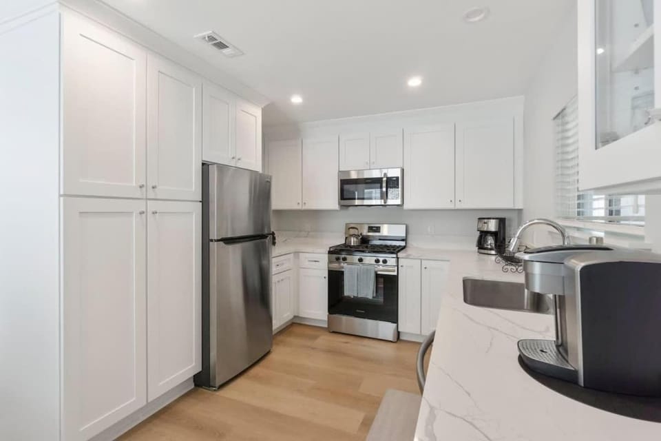 Bright & Renovated Just Steps from the Beach! 120 home House in Balboa Peninsula