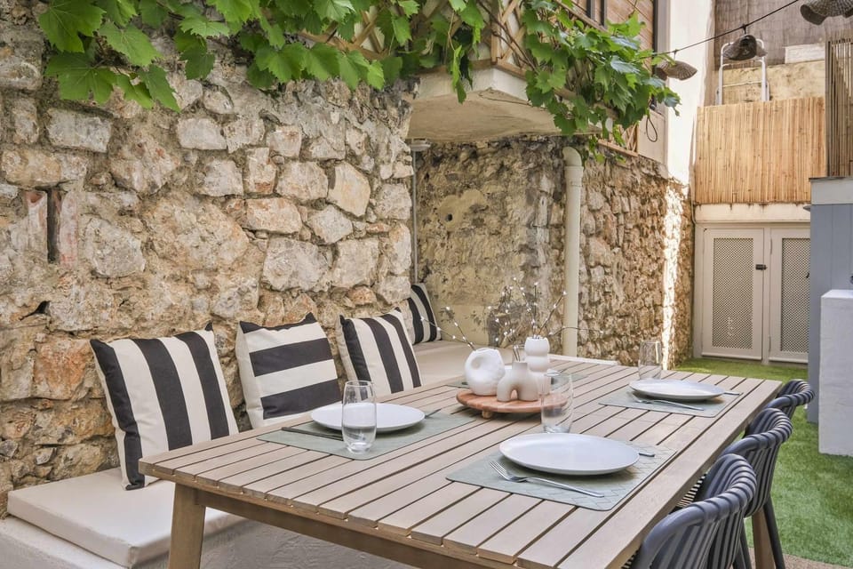 A063 Superbe 2 chambres avec terrasse Centre Apartment in Cannes