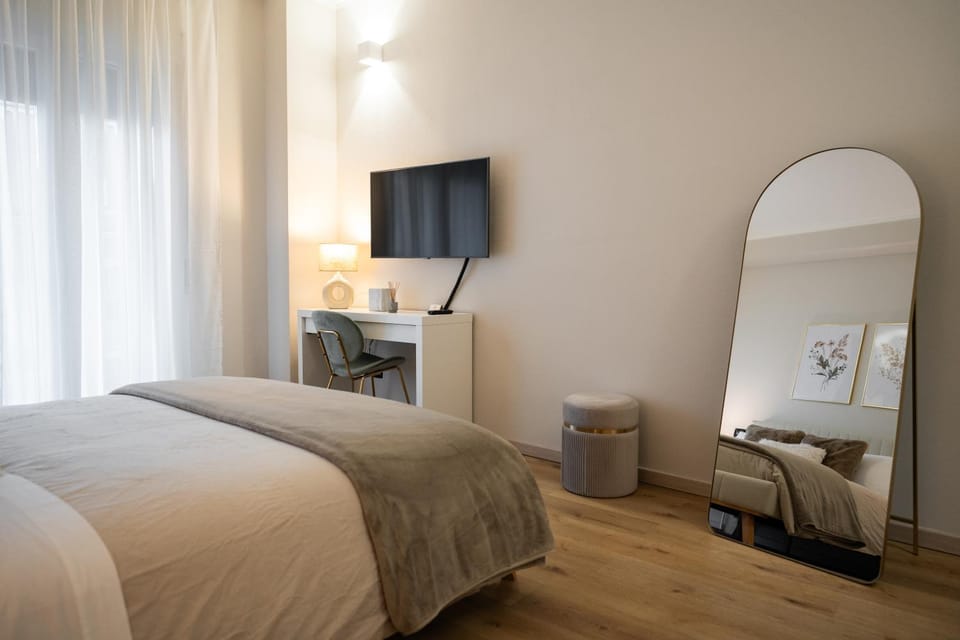 Bed, TV and multimedia, Bedroom