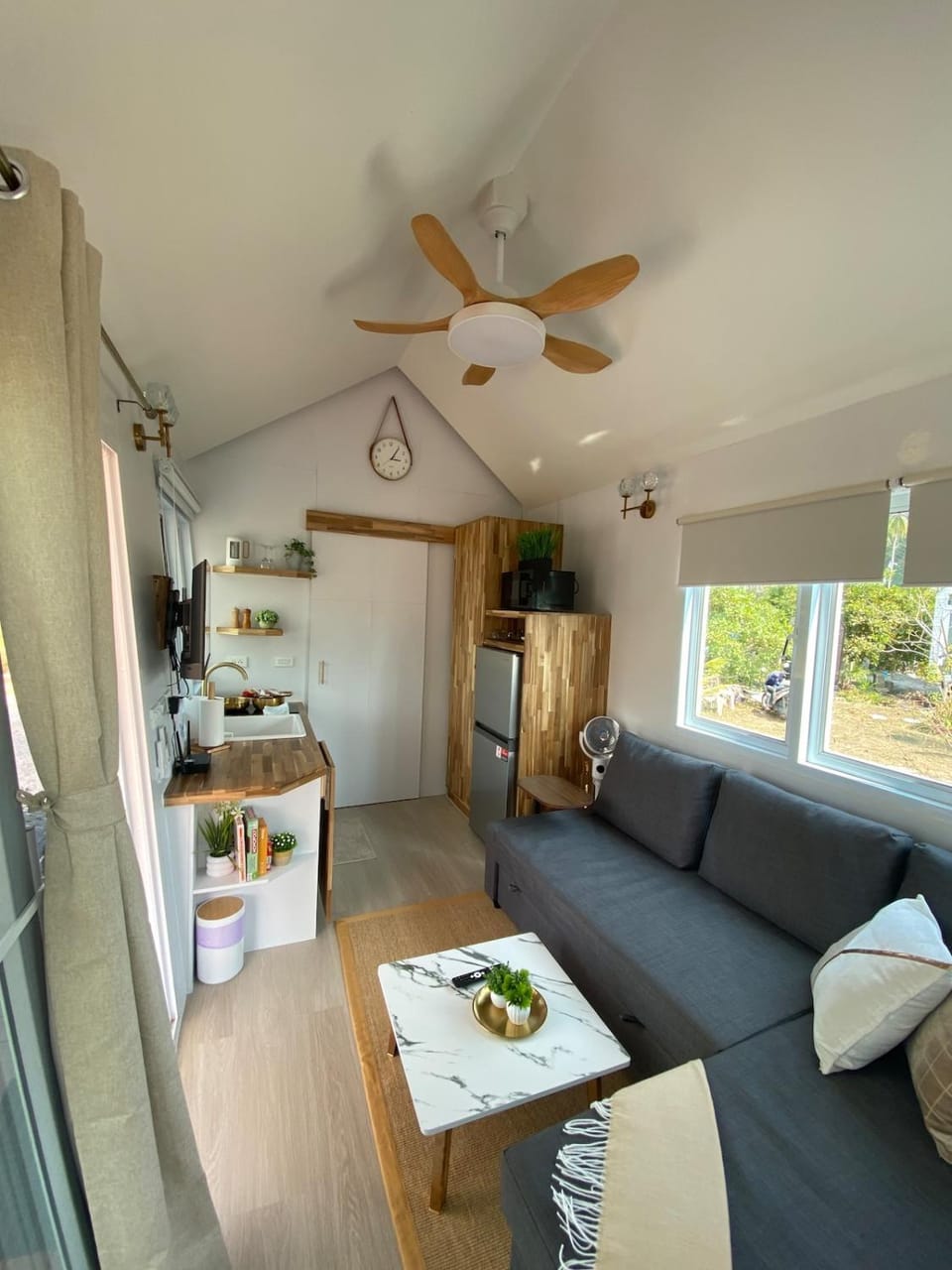 Kitchen or kitchenette, Living room, Seating area, Dining area