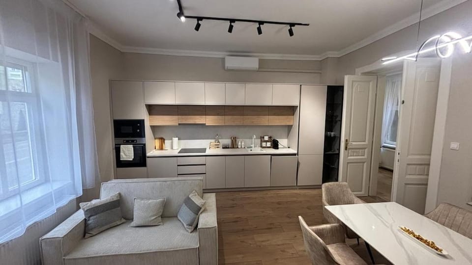 Coffee/tea facilities, Living room, Seating area, Dining area, dishwasher, oven, stove, kitchen