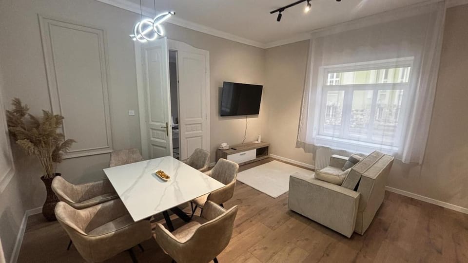 Communal lounge/ TV room, TV and multimedia, Living room, Seating area, Dining area