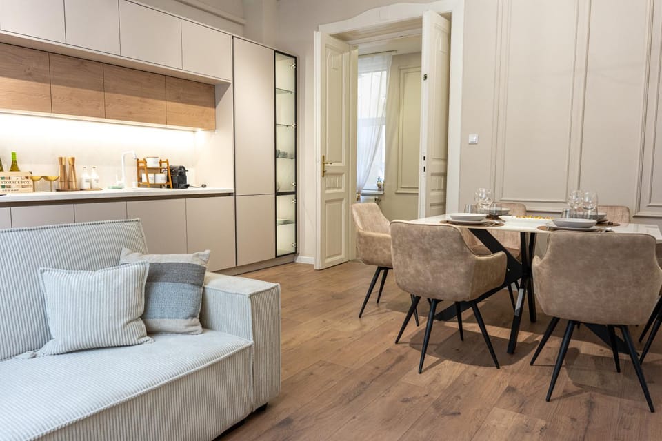 Kitchen or kitchenette, Living room, Seating area, Dining area