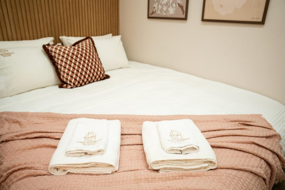 Bed, Photo of the whole room, Bedroom, towels