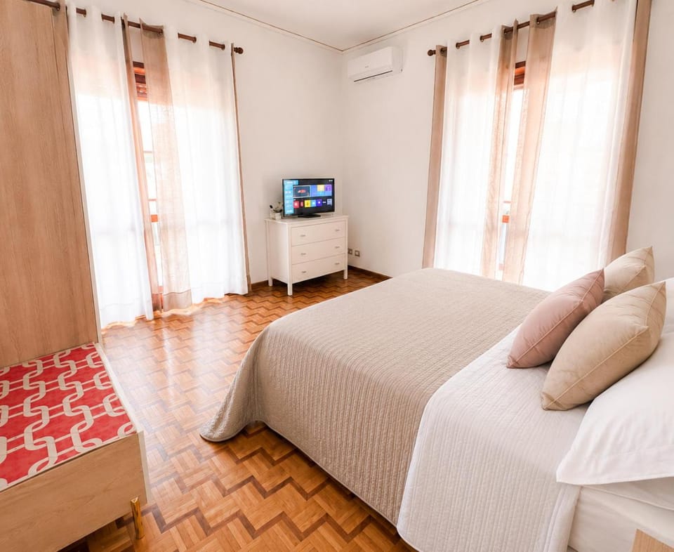 Bed, TV and multimedia, Bedroom, air conditioner