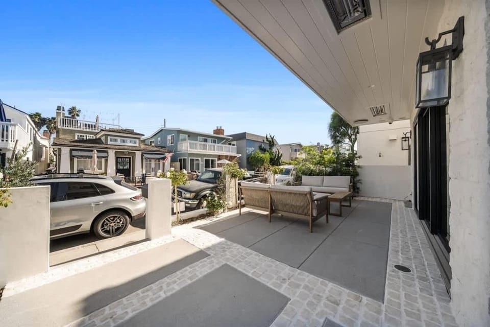 Luxury Family Escape - 3-Story Coastal Home home House in Balboa Peninsula