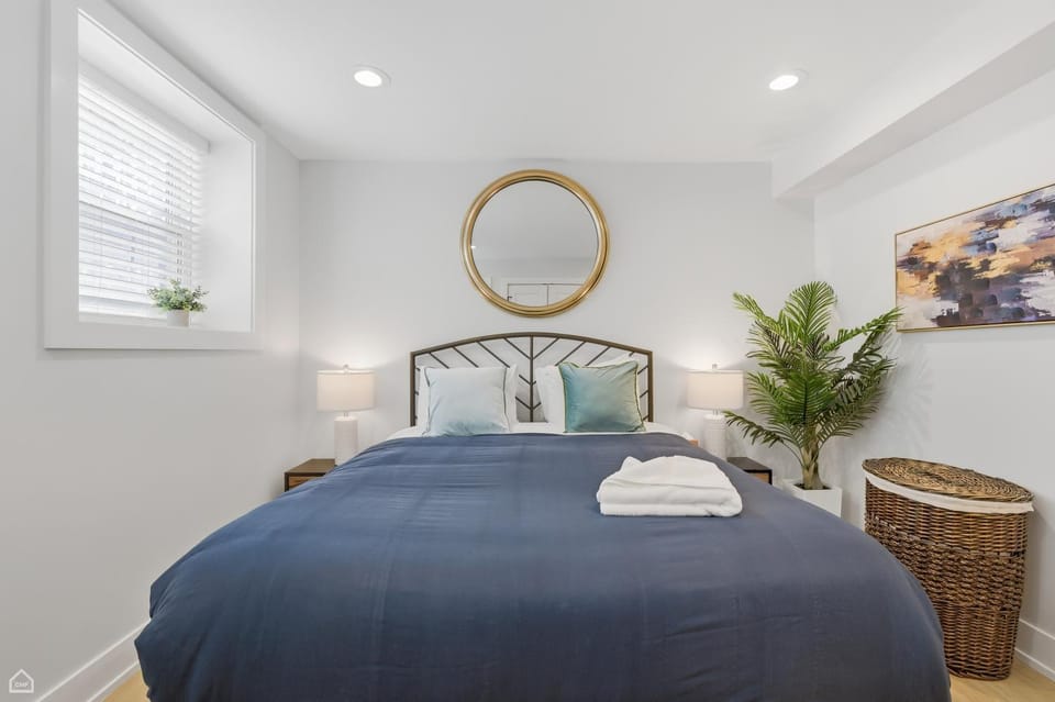 Newly Renovated 3BR 2BA in Heart of Andersonville condo Apartment in Chicago