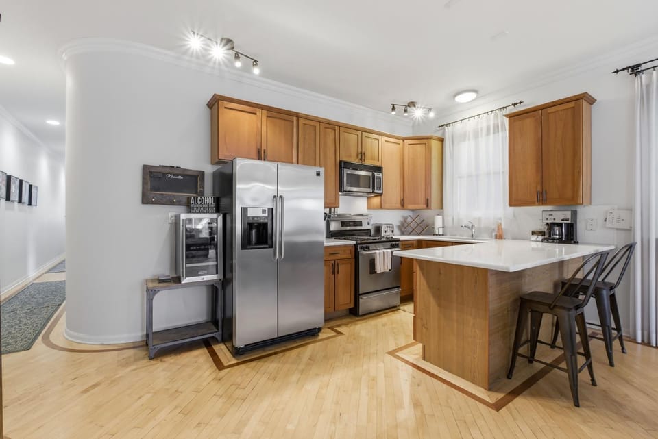 Heart of East Village 2-Bed 2-Bath Peaceful Oasis condo Apartment in Chicago