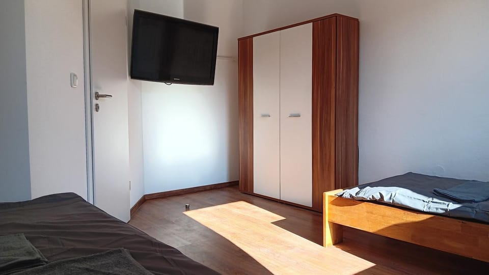 Bed, TV and multimedia, Photo of the whole room, Bedroom, wardrobe