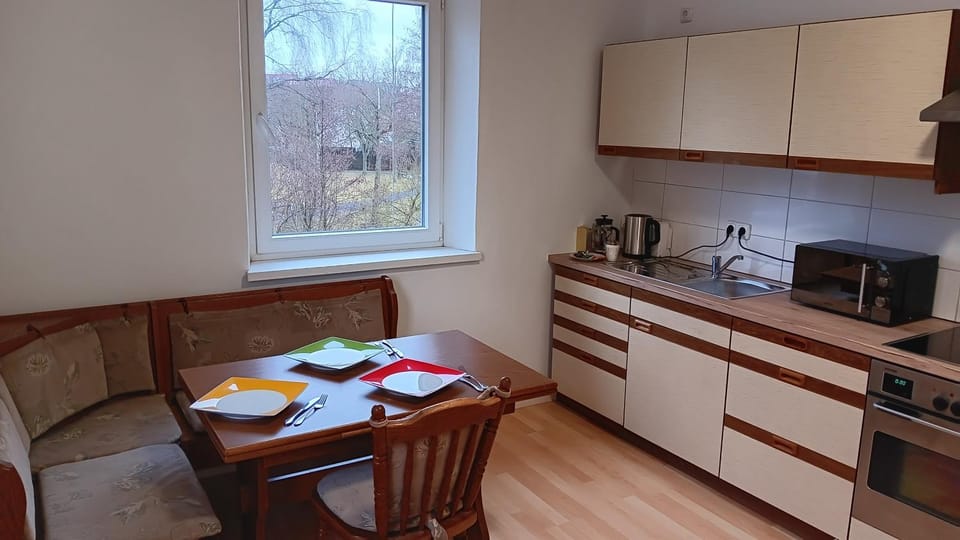 Coffee/tea facilities, Kitchen or kitchenette, Dining area, Food, stove