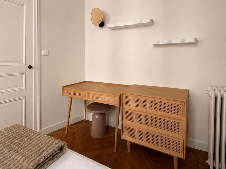 Photo of the whole room, Seating area, Bedroom