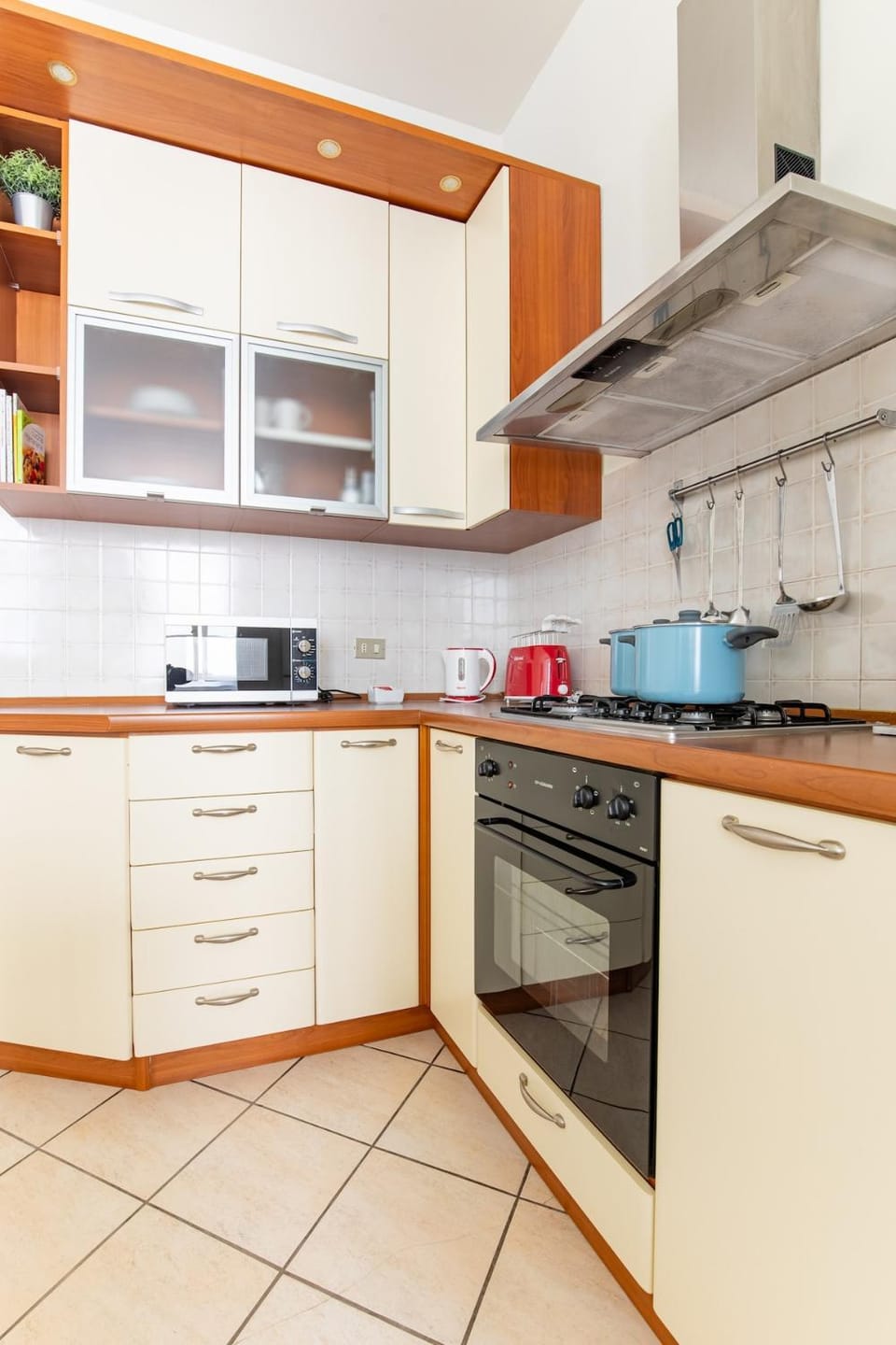 Coffee/tea facilities, Kitchen or kitchenette, stove, toaster