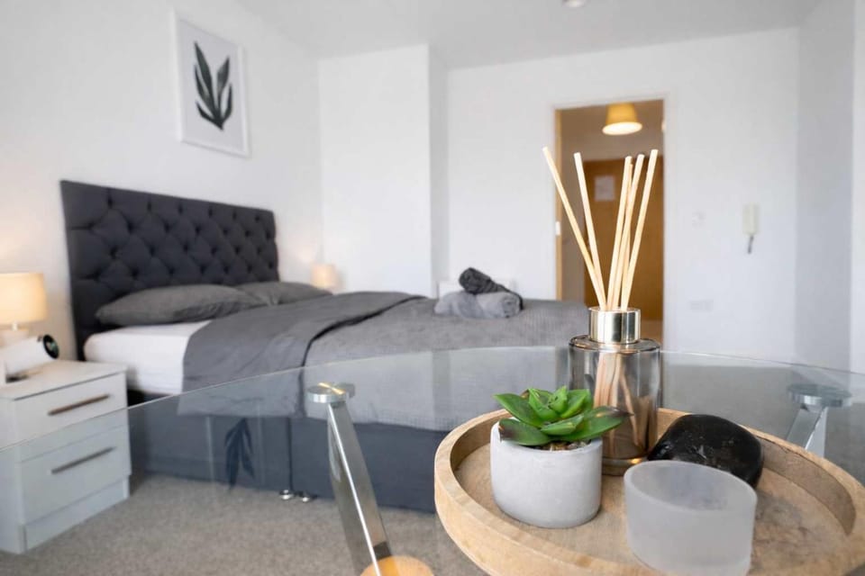 Modern Riverside Apartment Near City Apartment in Salford