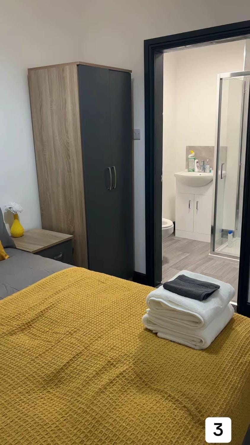 PLUS Properties Eastwood 3-Bedroom Ensuite Apartment in Stoke-on-Trent