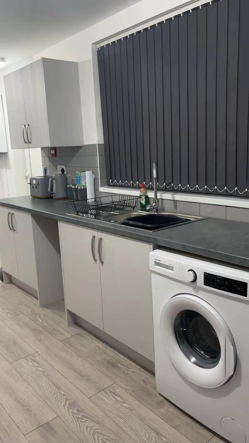 PLUS Properties Eastwood 3-Bedroom Ensuite Apartment in Stoke-on-Trent