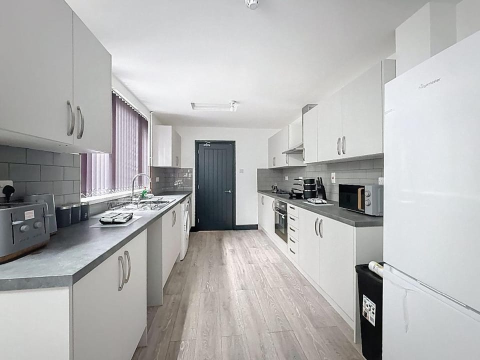 PLUS Properties Eastwood 4-Bedroom Ensuite Apartment in Stoke-on-Trent