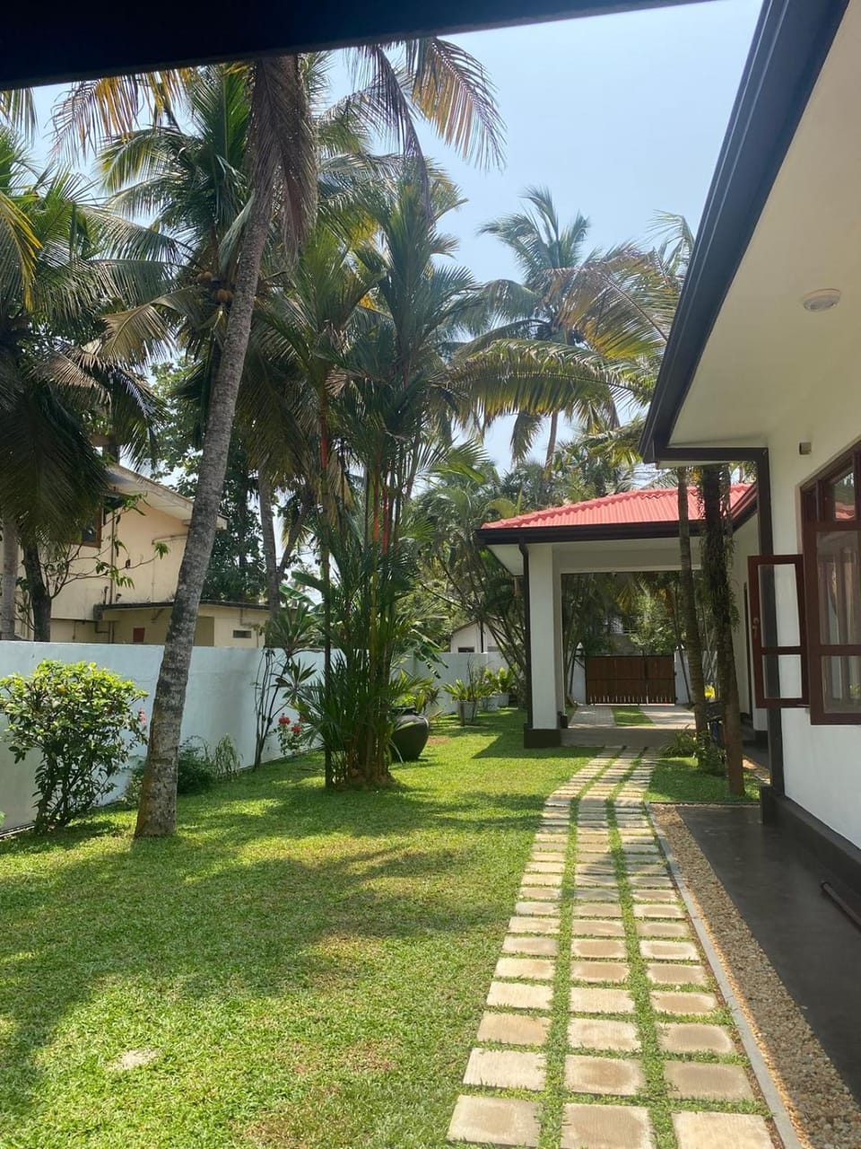 Villa Amaara - 5 Bedrooms, large pool, exclusive private property in Kalutara North - 100 metres from beach - Pro-rata Rates Apartment in Wadduwa