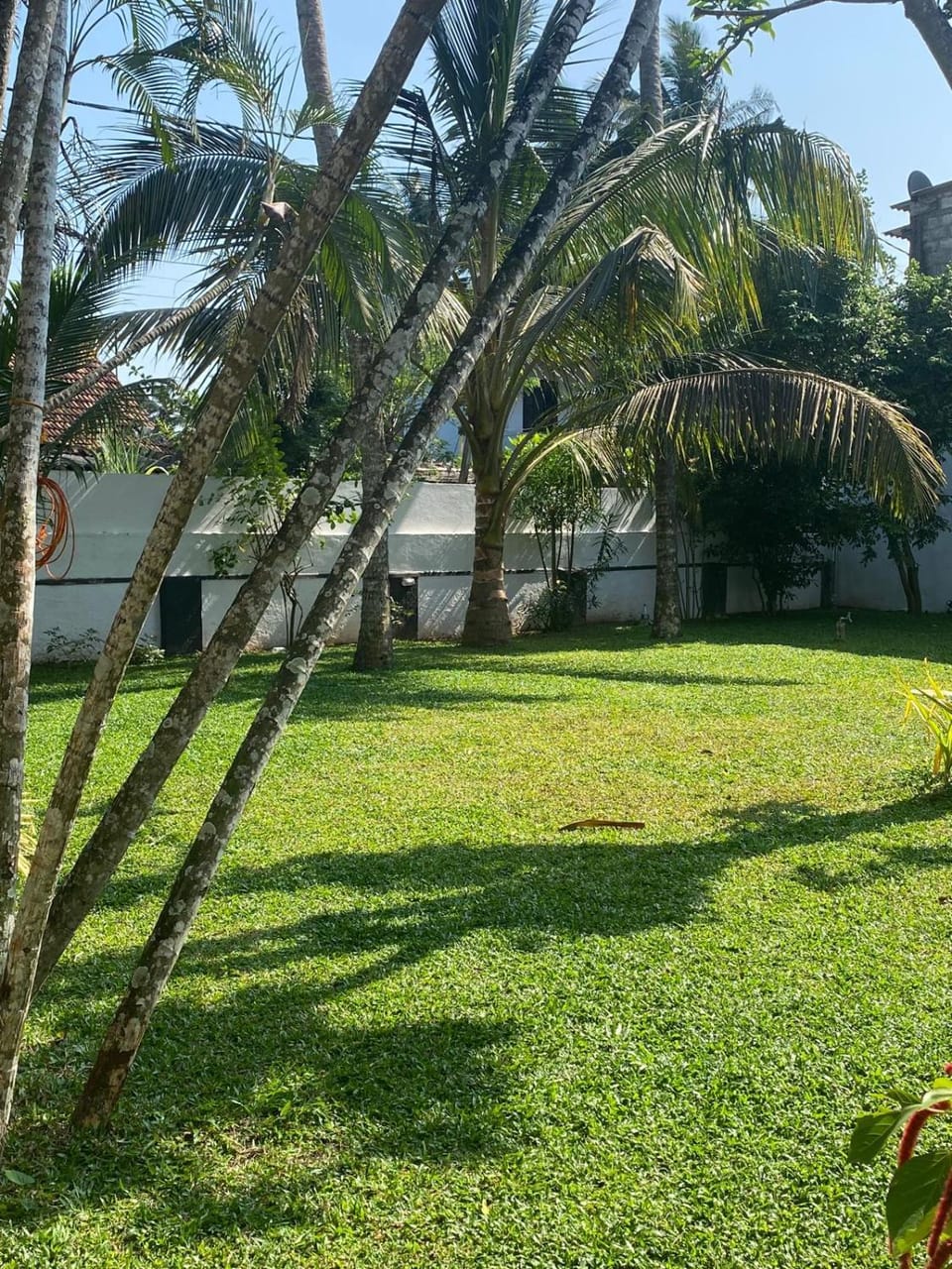 Villa Amaara - 5 Bedrooms, large pool, exclusive private property in Kalutara North - 100 metres from beach - Pro-rata Rates Apartment in Wadduwa