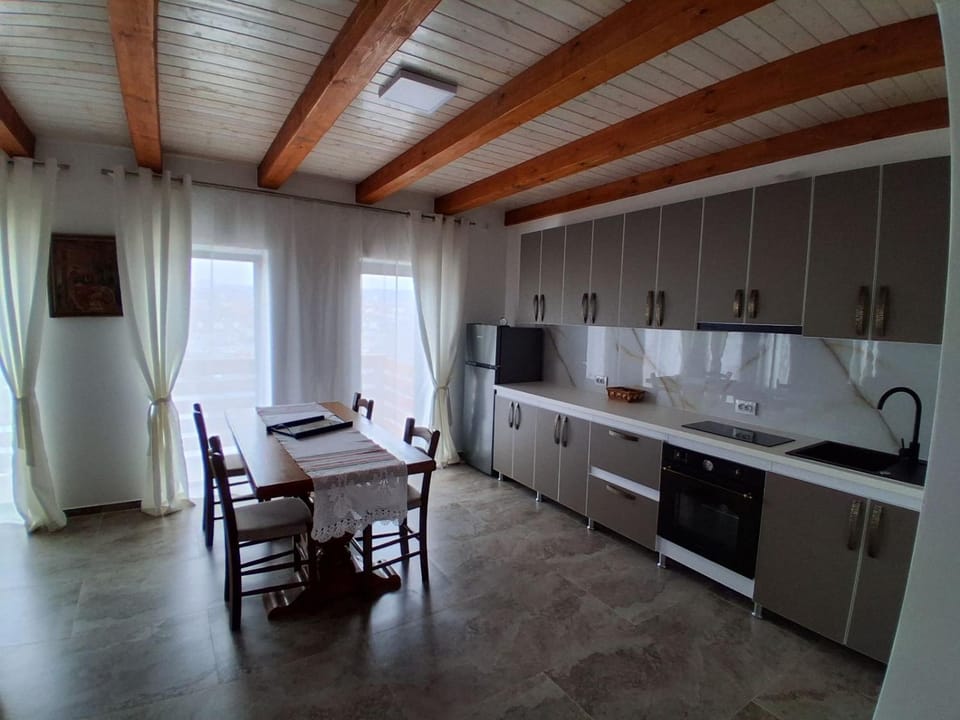 Kitchen or kitchenette, Dining area, minibar, stove