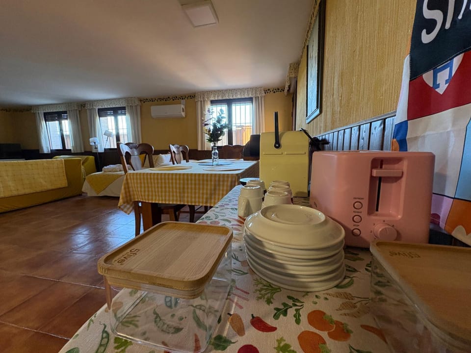 Living room, Food and drinks, Seating area, Dining area, Food