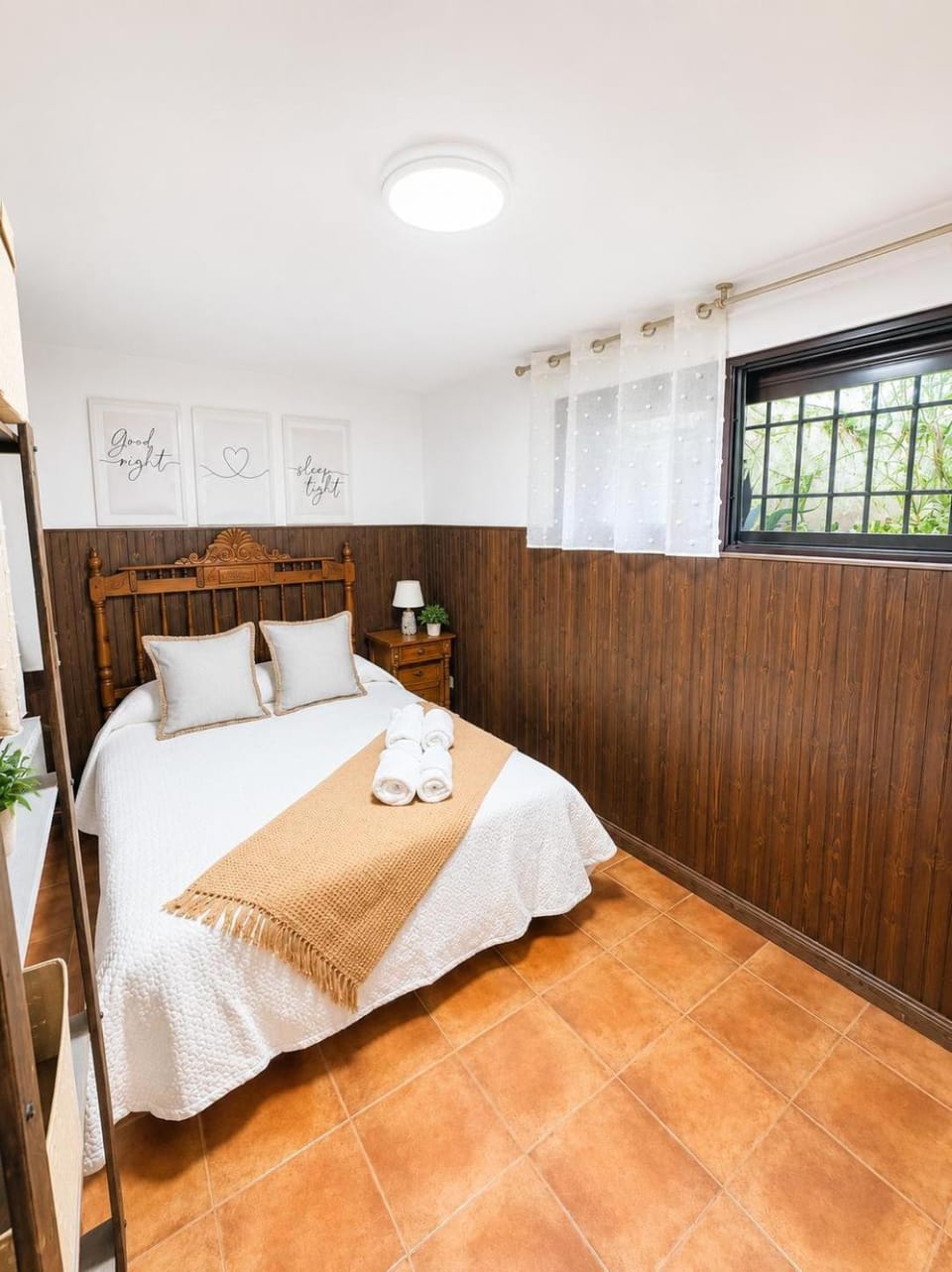 Property building, Bed, Bedroom