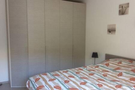 Le Rêve App 7pers pied ds eau linge fourni wifi garage Apartment in Propriano