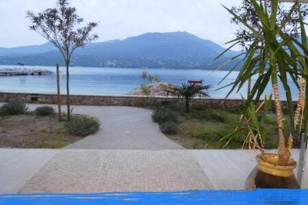 Le Rêve App 7pers pied ds eau linge fourni wifi garage Apartment in Propriano