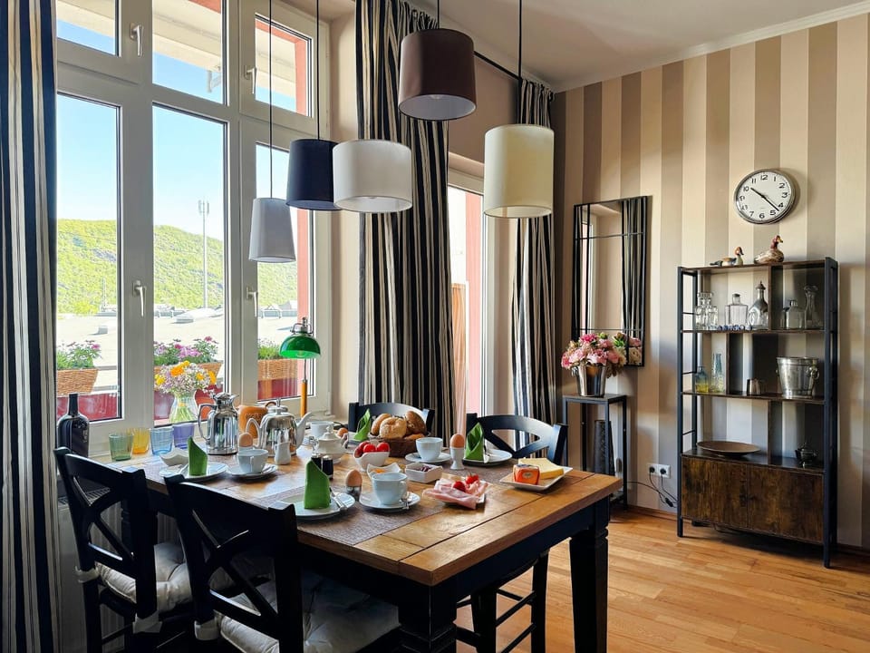 Food and drinks, Dining area, Breakfast