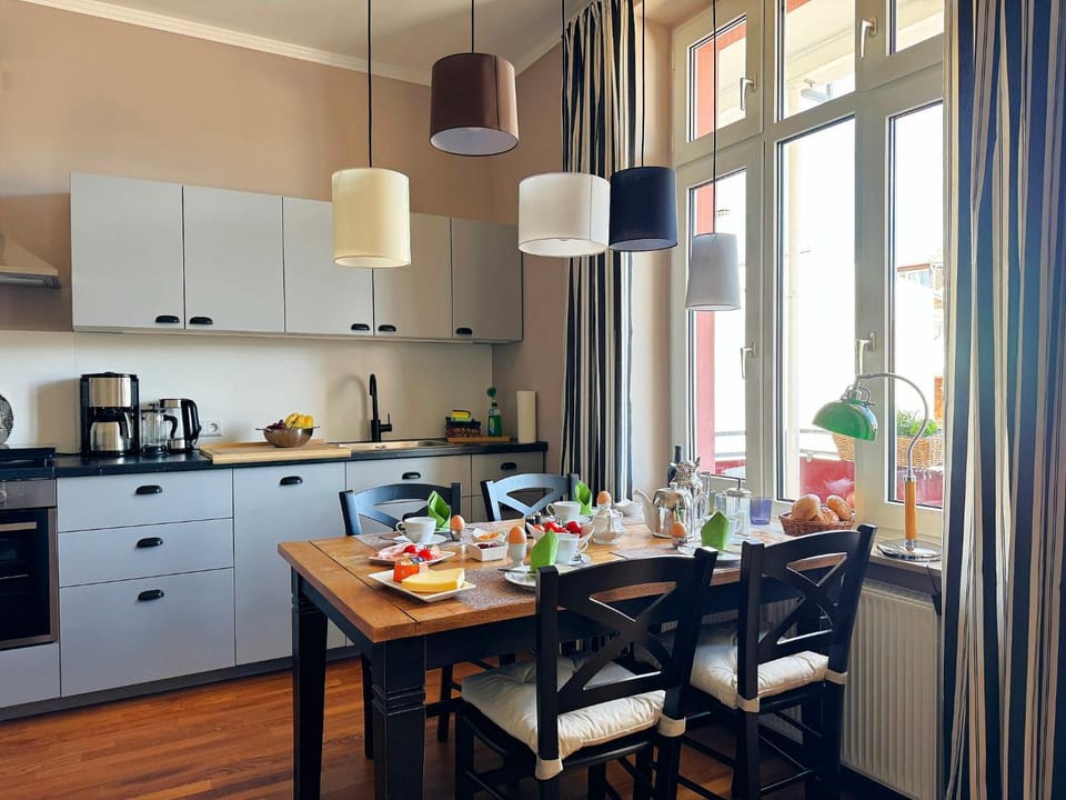 Kitchen or kitchenette, Dining area