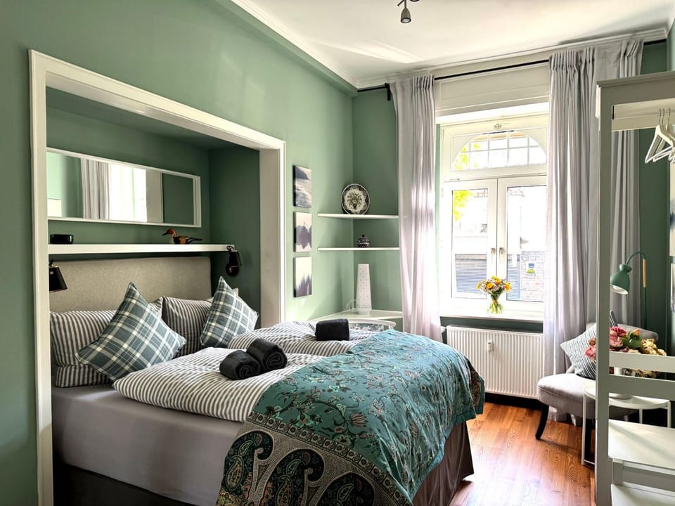 Bed, Seating area, Bedroom