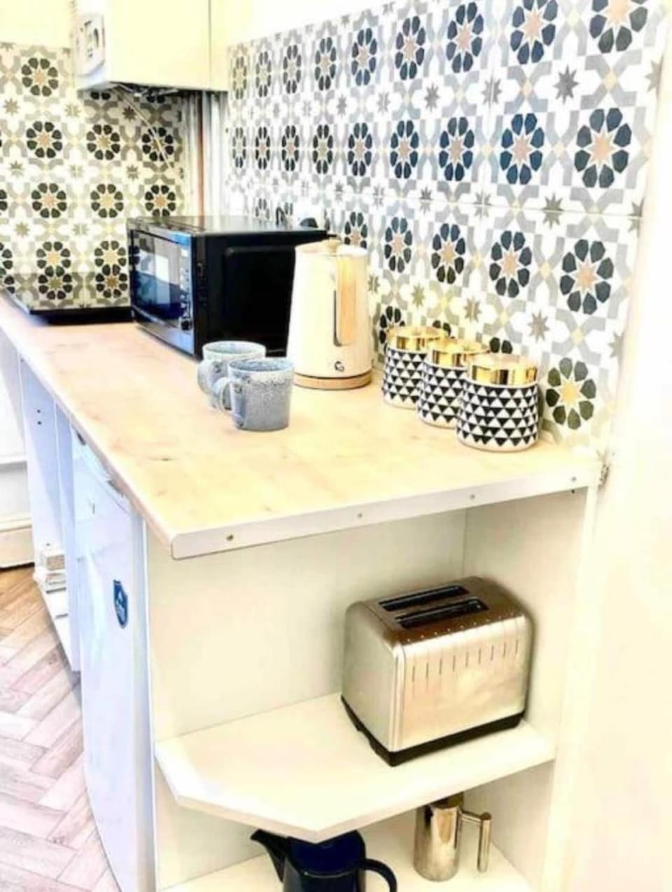 Coffee/tea facilities, Kitchen or kitchenette, stove, toaster
